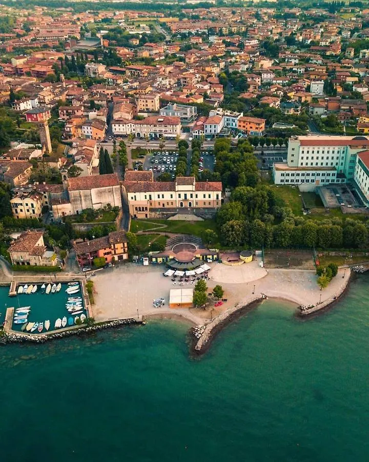 Apartment Ferienwohnung Luminoso Trilocale Con Piscina E Giardino Privato Desenzano del Garda