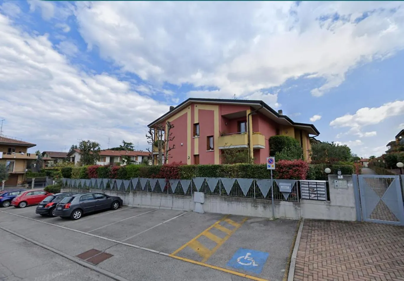 Ferienwohnung Luminoso Trilocale Con Piscina E Giardino Privato Desenzano del Garda Italien