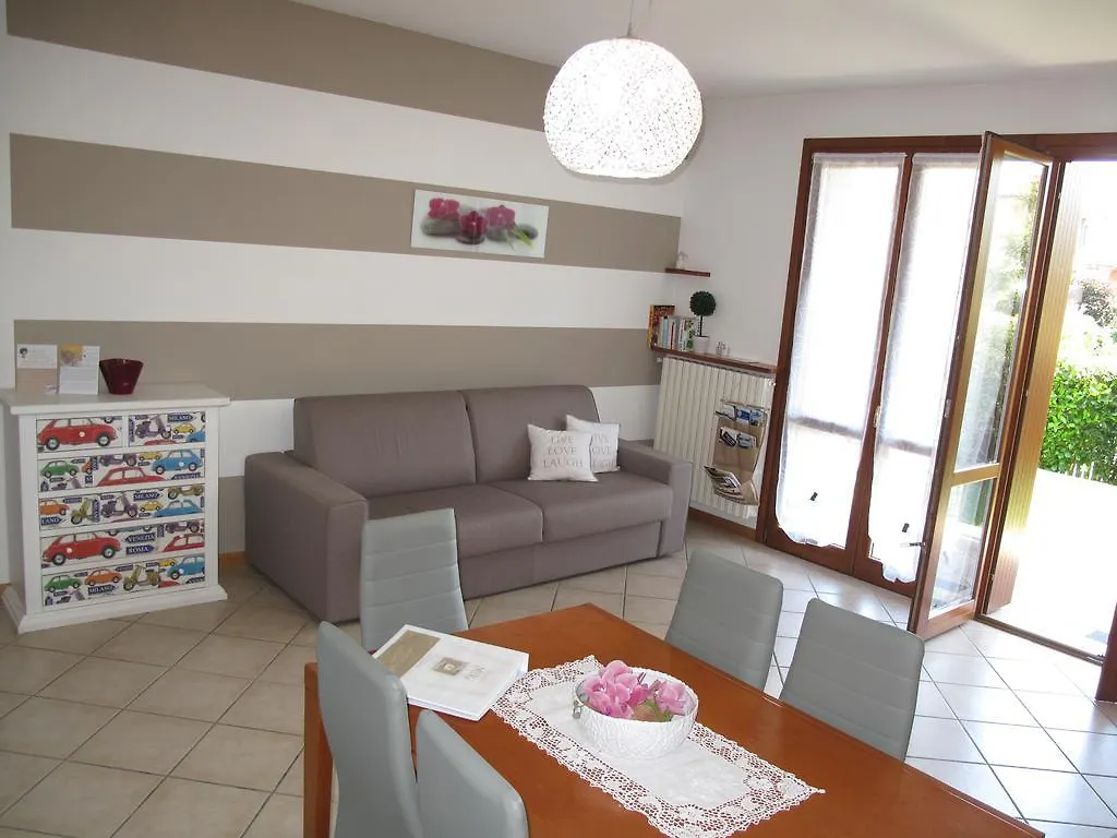 Ferienwohnung Luminoso Trilocale Con Piscina E Giardino Privato Desenzano del Garda