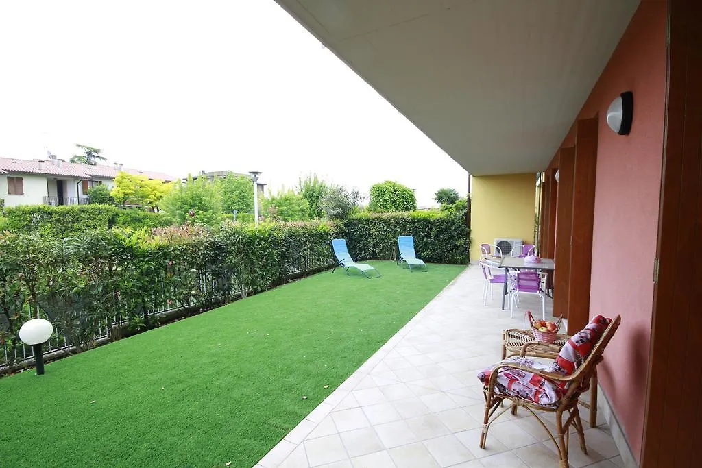 Apartment Ferienwohnung Luminoso Trilocale Con Piscina E Giardino Privato Desenzano del Garda