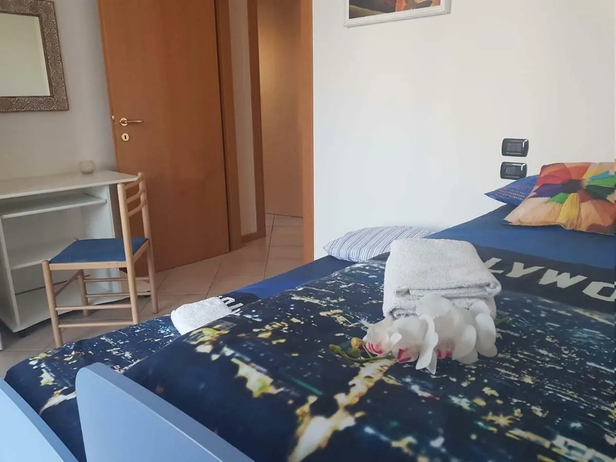 Ferienwohnung Luminoso Trilocale Con Piscina E Giardino Privato Desenzano del Garda