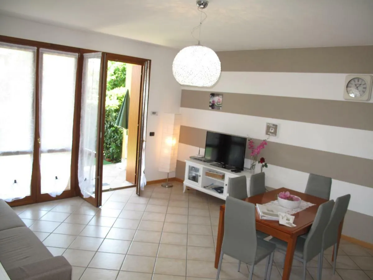 Ferienwohnung Luminoso Trilocale Con Piscina E Giardino Privato Desenzano del Garda Italien