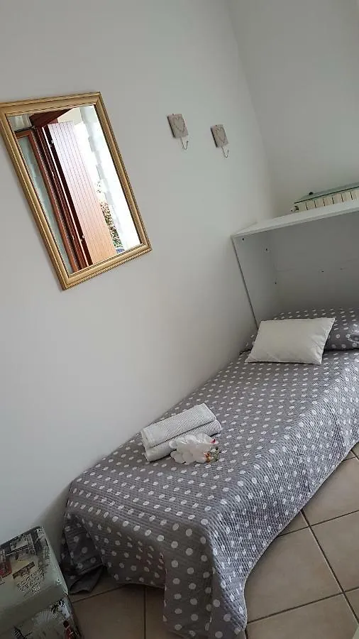 Ferienwohnung Luminoso Trilocale Con Piscina E Giardino Privato Desenzano del Garda Italien