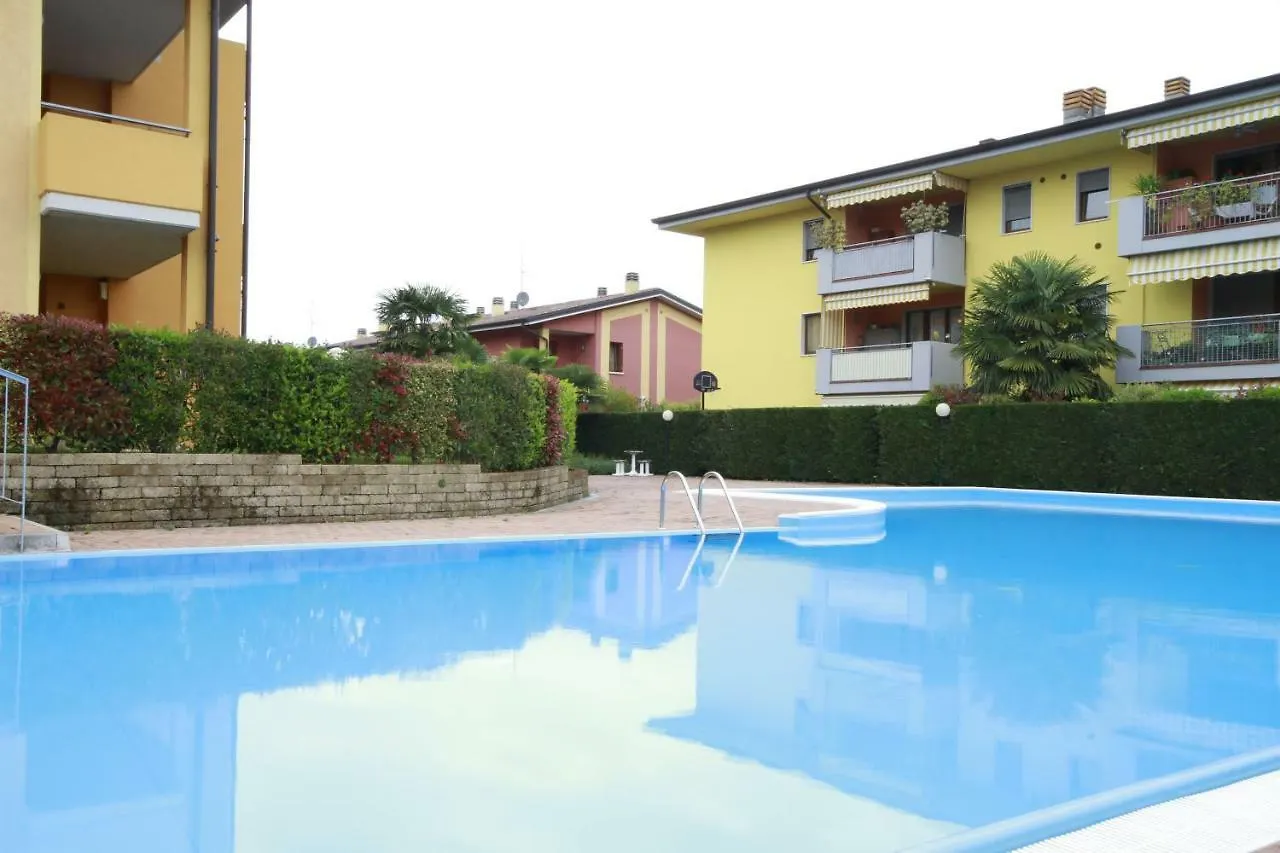 Ferienwohnung Luminoso Trilocale Con Piscina E Giardino Privato Desenzano del Garda